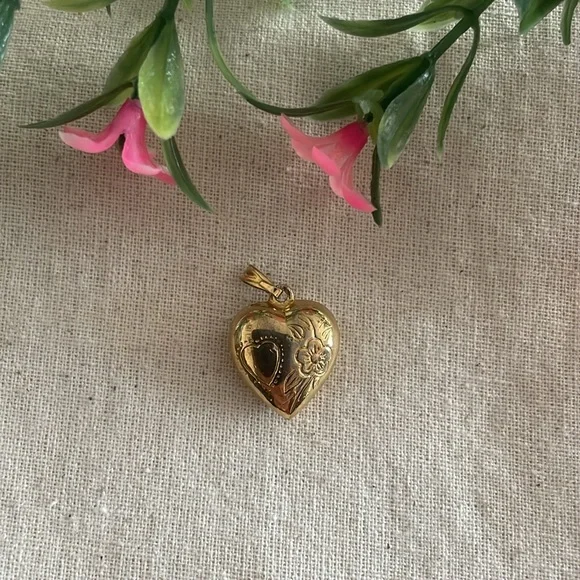 ROMANTIC Gold Heart Pendant - Picture 8 of 9